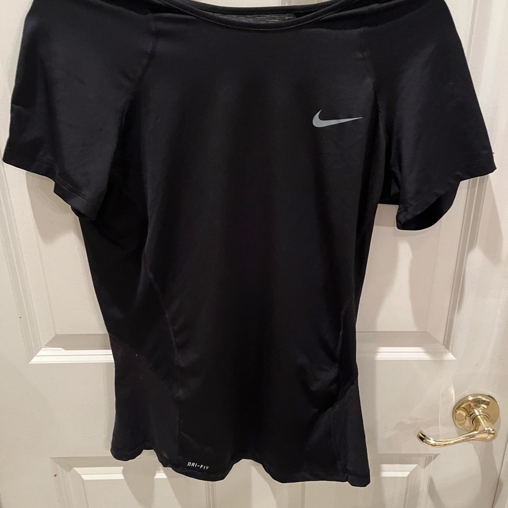 NIKE BLACK SHORT SLEEVE T-SHIRT